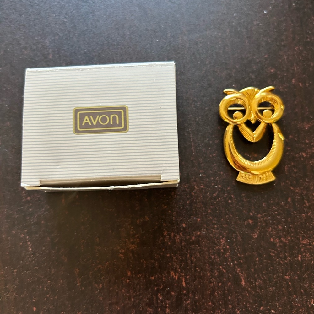Avon decorative pin. Gold Tone